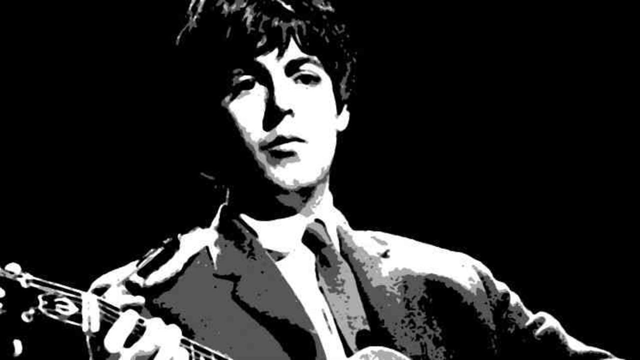 Paul McCartney es un cantautor británico que puede tocar varios instrumentos. Junto a John Lennon, George Harrison y Ringo Starr, ganó fama mundial por ser el bajista de la banda de rock 'The Beatles'.