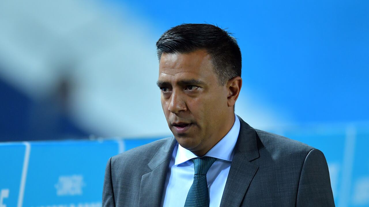 César Farias, entrenador en jefe de Aucas mira antes de un partido del grupo A de la Copa CONMEBOL Libertadores 2023 entre Racing Club y Aucas en el Estadio Presidente Perón (Photo by Marcelo Endelli/Getty Images)