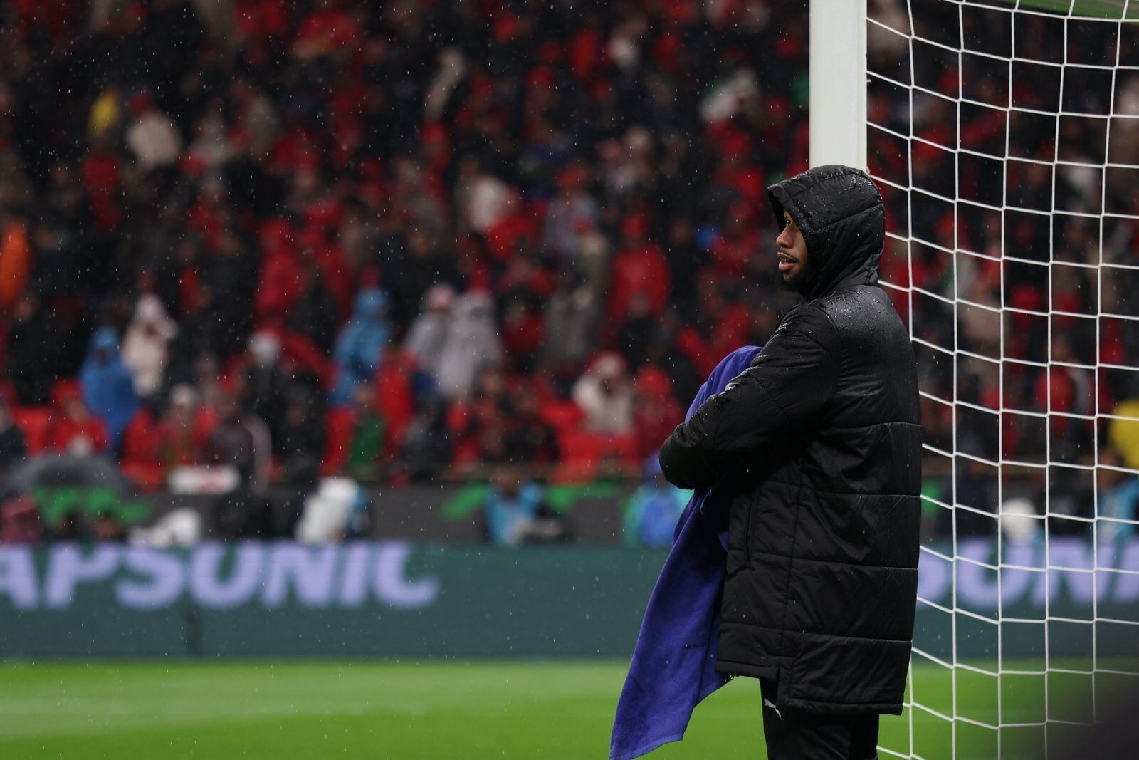 Portero suplente de Senegal cuida la toalla de Mendy.