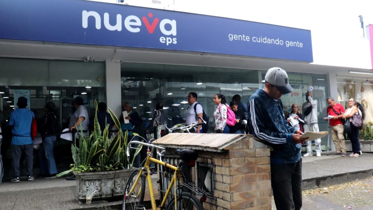 Largas filas en la Nueva EPS.