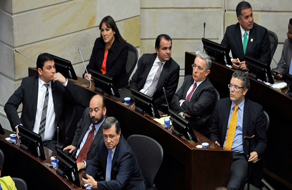 Uribe y la 'guardia pretoriana' a la espera de su turno para controvertir a Cepeda. Foto: Carlos Julio Martínez / SEMANA