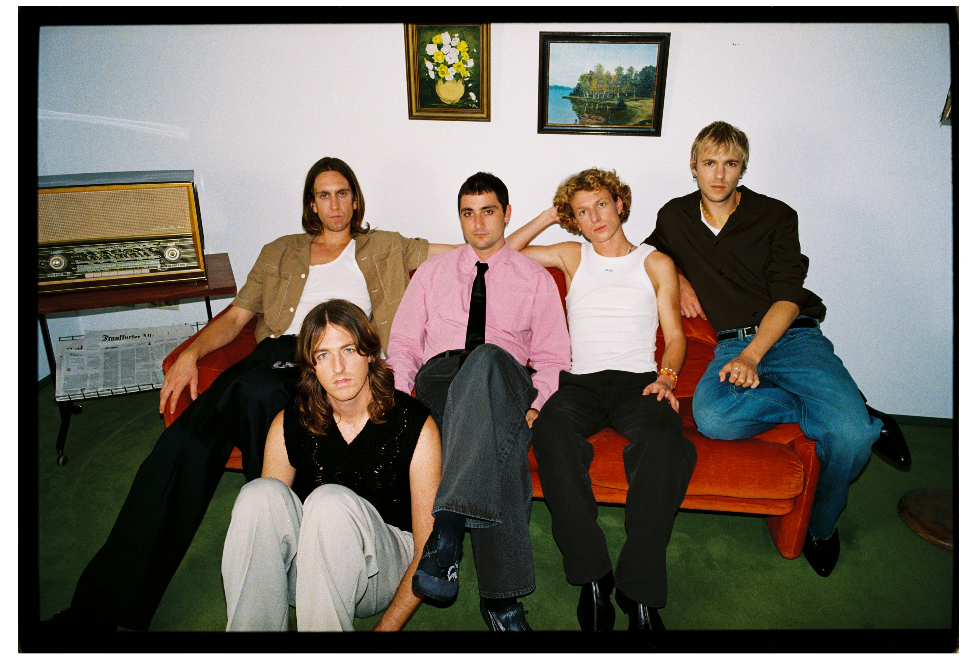 La banda australiana con base en Berlín tiene también material nuevo, que viene trabajando por dos años y que pronto lanzará en un nuevo disco. Dos sencillos se han compartido.