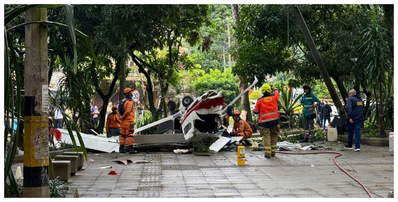 Los dos ocupantes de la aeronave que cayó en el barrio Laureles, en Medellín, fueron trasladados a centros asistenciales.