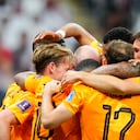Miembros del equipo abrazan a Frankie de Jong de Holanda después de que anotó el segundo gol de su equipo contra Qatar durante un partido de fútbol del grupo A de la Copa Mundial en el estadio Al Bayt en Al Khor, Qatar, el martes 29 de noviembre de 2022