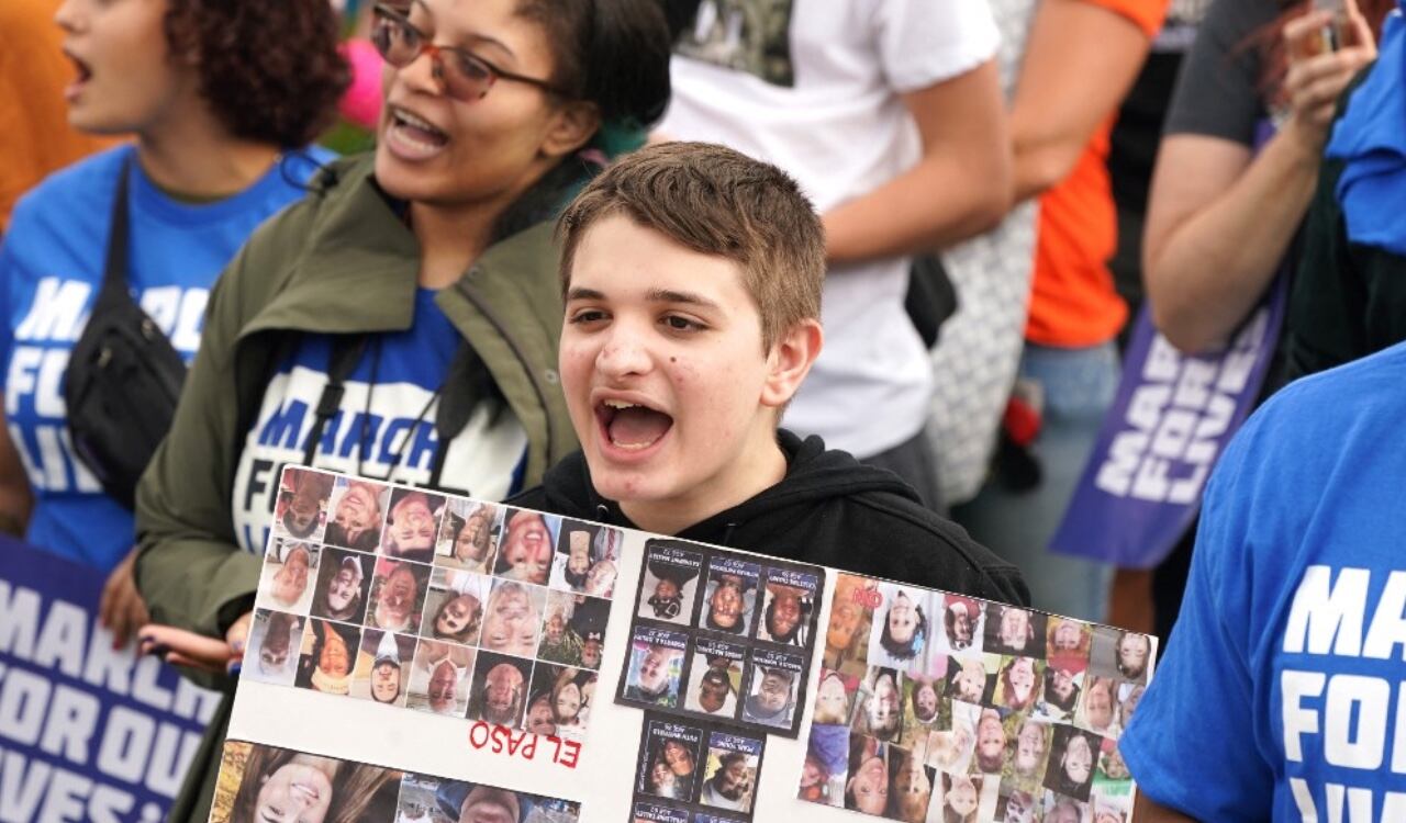 Miles de ciudadanos estadounidenses salieron a protestar a las calles de diferentes ciudades, pidiendo más control a las armas de fuego