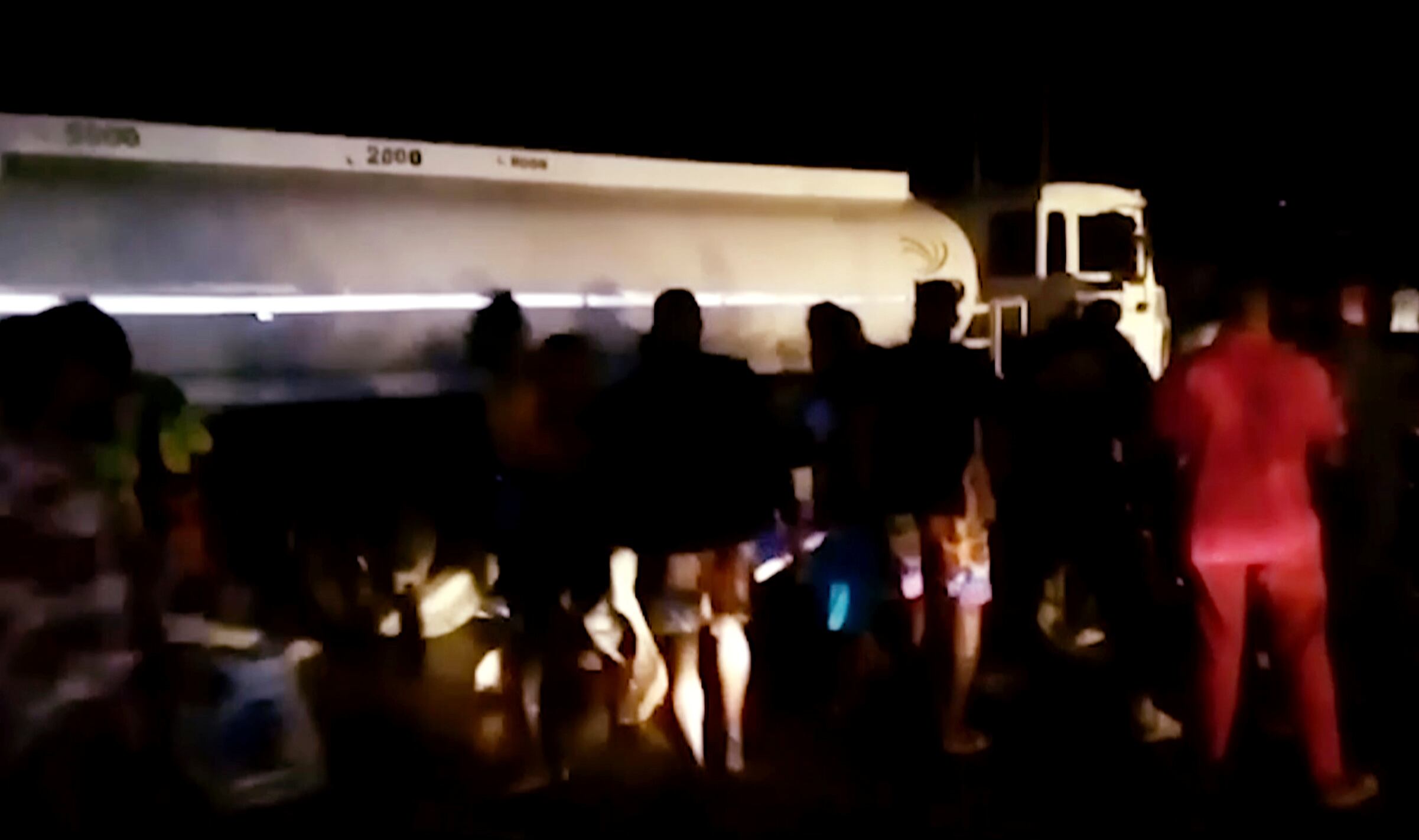 La explosión tuvo lugar el viernes por la noche después de que un autobús chocara contra un camión cisterna en Wellington