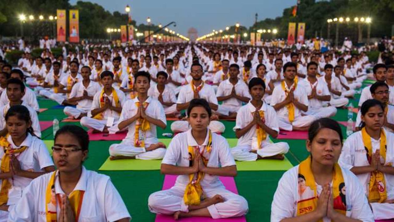 Esta es una postal del Día Internacional del Yoga, en Nueva Delhi, India.