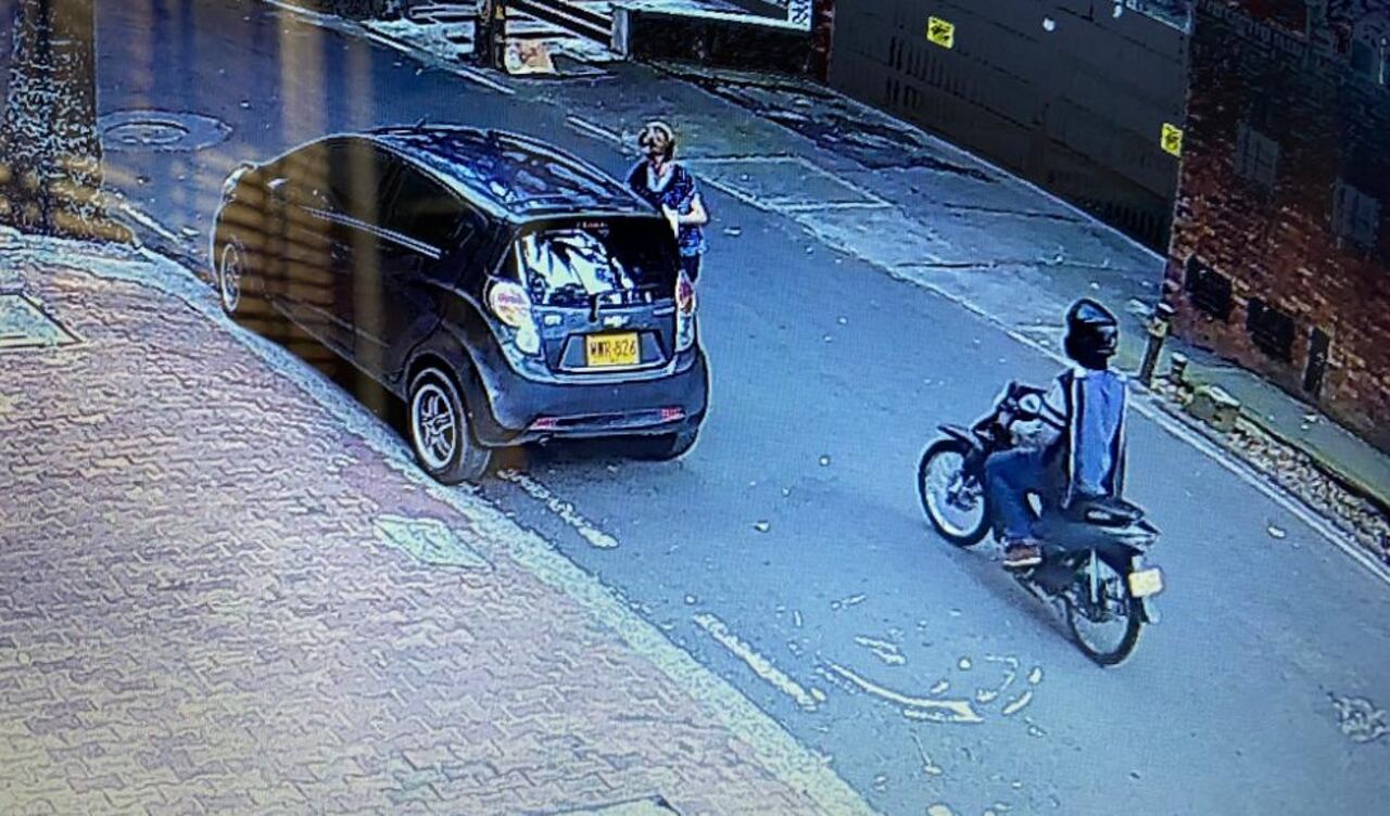 El ladrón intentó quitarle el bolso a la mujer en pleno movimiento.