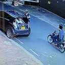 El ladrón intentó quitarle el bolso a la mujer en pleno movimiento.