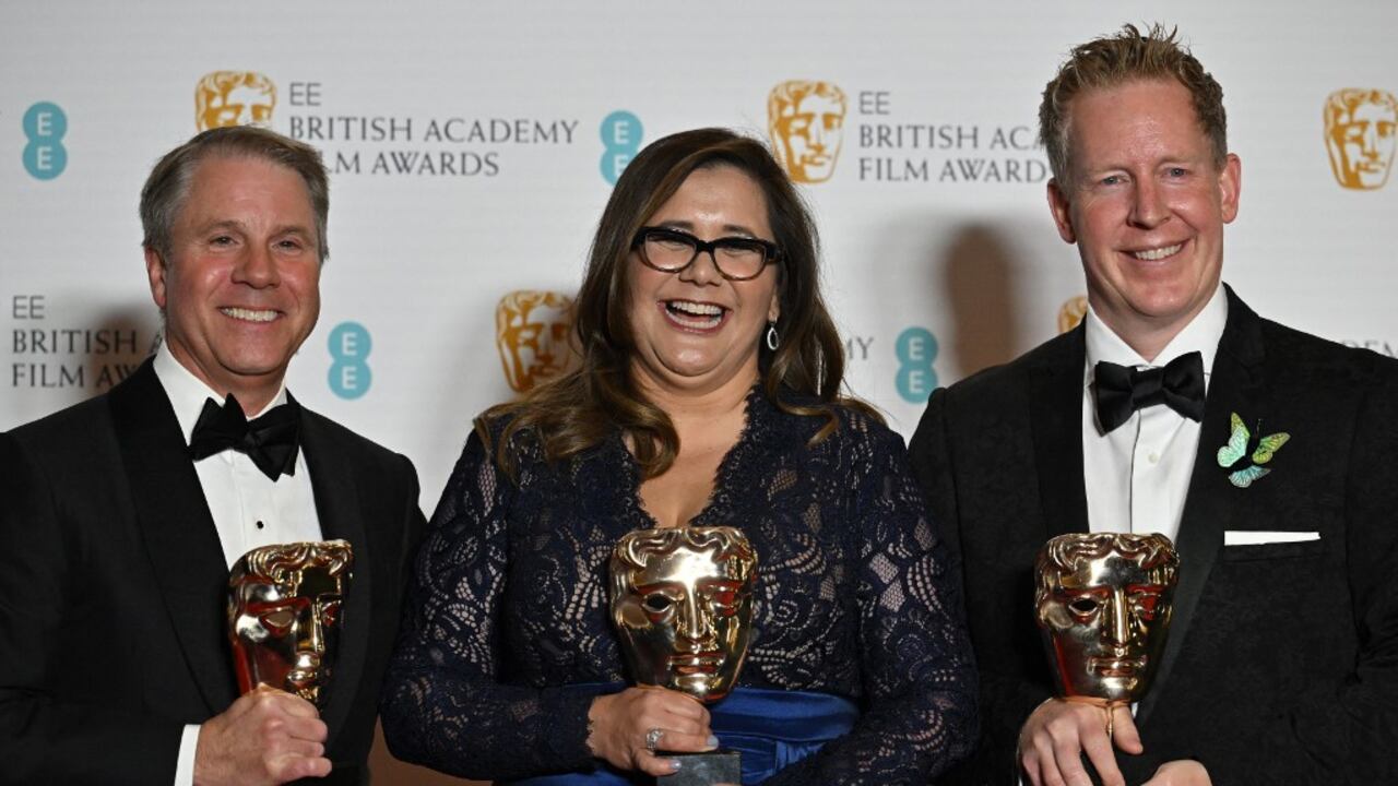 (LR) Los productores estadounidenses Clark Spencer e Yvett Merino y el guionista, productor y director estadounidense Jared Bush posan con sus premios a una película animada por 'Encanto' compartidos con el animador estadounidense Byron Howard (no en la foto) en los BAFTA British Academy Film Awards en el Royal Albert Hall en Londres el 13 de marzo de 2022.
FLEE El director de documentales danés Jonas Poher Rasmussen, la productora danesa Signe Byrge Sorensen, la productora danesa Charlotte de la Gournerie y la productora danesa Monica Hellstrom posan con sus premios a una película de animación por 'Flee' en los BAFTA British Academy Film Awards en el Royal Albert Hall de Londres el 13 de marzo de 2022.
LUCA El artista de guión gráfico italo-estadounidense Enrico Casarosa y la productora Andrea Warren posan con sus premios por una película animada para 'Luca' en los BAFTA British Academy Film Awards en el Royal Albert Hall de Londres el 13 de marzo de 2022.
THE MITCHELLS VS THE MACHINES El animador estadounidense Mike Rianda, el productor de cine estadounidense Phil Lord y el productor de cine estadounidense Christopher Miller posan con sus premios a una película animada por 'The Mitchells vs The Machines' en los BAFTA British Academy Film Awards en el Royal Albert Hall de Londres el 13 de marzo de 2022. (Foto de Ben Stansall / AFP)