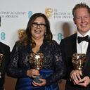 (LR) Los productores estadounidenses Clark Spencer e Yvett Merino y el guionista, productor y director estadounidense Jared Bush posan con sus premios a una película animada por 'Encanto' compartidos con el animador estadounidense Byron Howard (no en la foto) en los BAFTA British Academy Film Awards en el Royal Albert Hall en Londres el 13 de marzo de 2022.
FLEE El director de documentales danés Jonas Poher Rasmussen, la productora danesa Signe Byrge Sorensen, la productora danesa Charlotte de la Gournerie y la productora danesa Monica Hellstrom posan con sus premios a una película de animación por 'Flee' en los BAFTA British Academy Film Awards en el Royal Albert Hall de Londres el 13 de marzo de 2022.
LUCA El artista de guión gráfico italo-estadounidense Enrico Casarosa y la productora Andrea Warren posan con sus premios por una película animada para 'Luca' en los BAFTA British Academy Film Awards en el Royal Albert Hall de Londres el 13 de marzo de 2022.
THE MITCHELLS VS THE MACHINES El animador estadounidense Mike Rianda, el productor de cine estadounidense Phil Lord y el productor de cine estadounidense Christopher Miller posan con sus premios a una película animada por 'The Mitchells vs The Machines' en los BAFTA British Academy Film Awards en el Royal Albert Hall de Londres el 13 de marzo de 2022. (Foto de Ben Stansall / AFP)