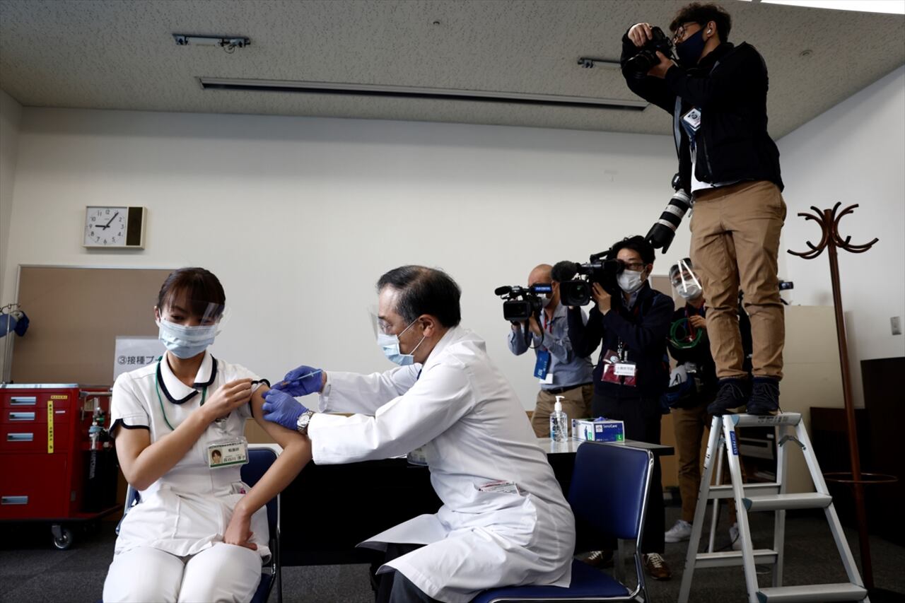 El proceso reglamentario de autorización de vacunas en Japón se atrasó con respecto a Europa y Estados Unidos ya que el país exige previamente estudios clínicos adicionales en su suelo.