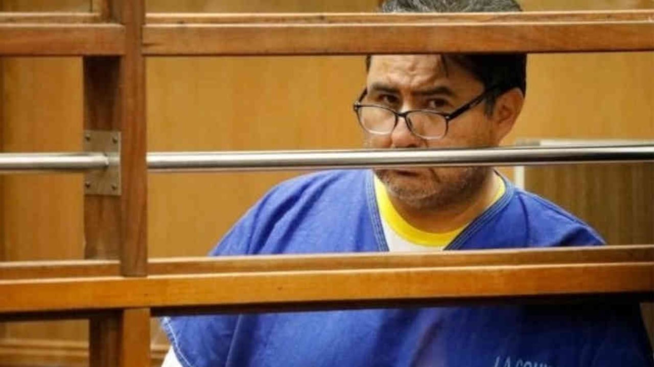 Naasón Joaquín García, conocido en su iglesia como "El Apóstol", es acusado de violación y extorsión, entre otros delitos.