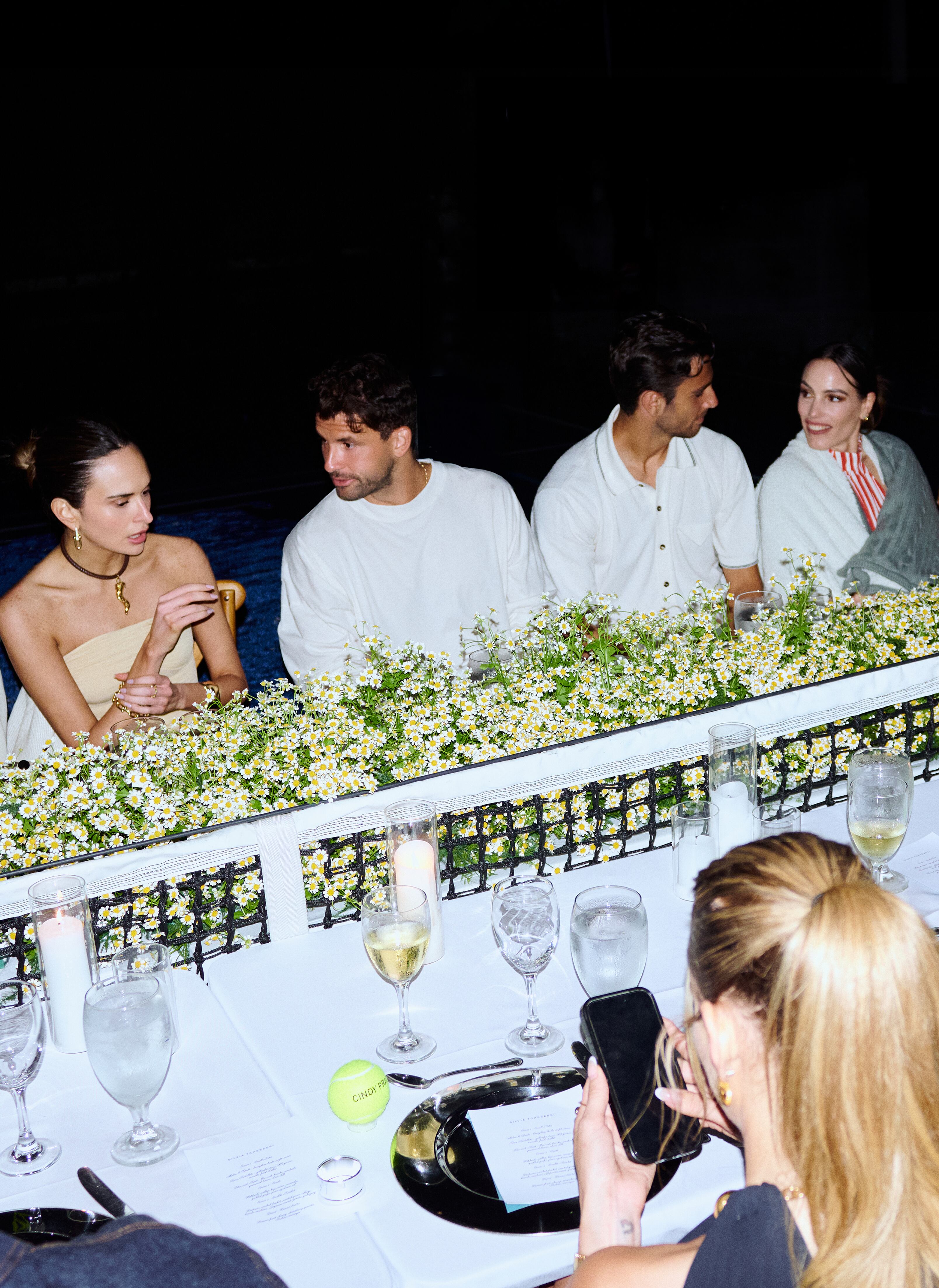 La diseñadora colombiana lanzó una versión limitada de su icónico bolso en el marco del Miami Open, durante una cena privada en Miami Beach