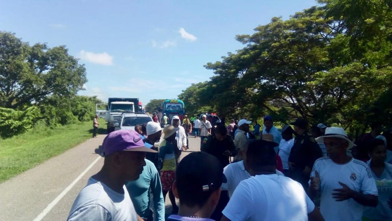 Bloqueo en la vía a la altura de Campo de la Cruz en el sur de Atlántico.