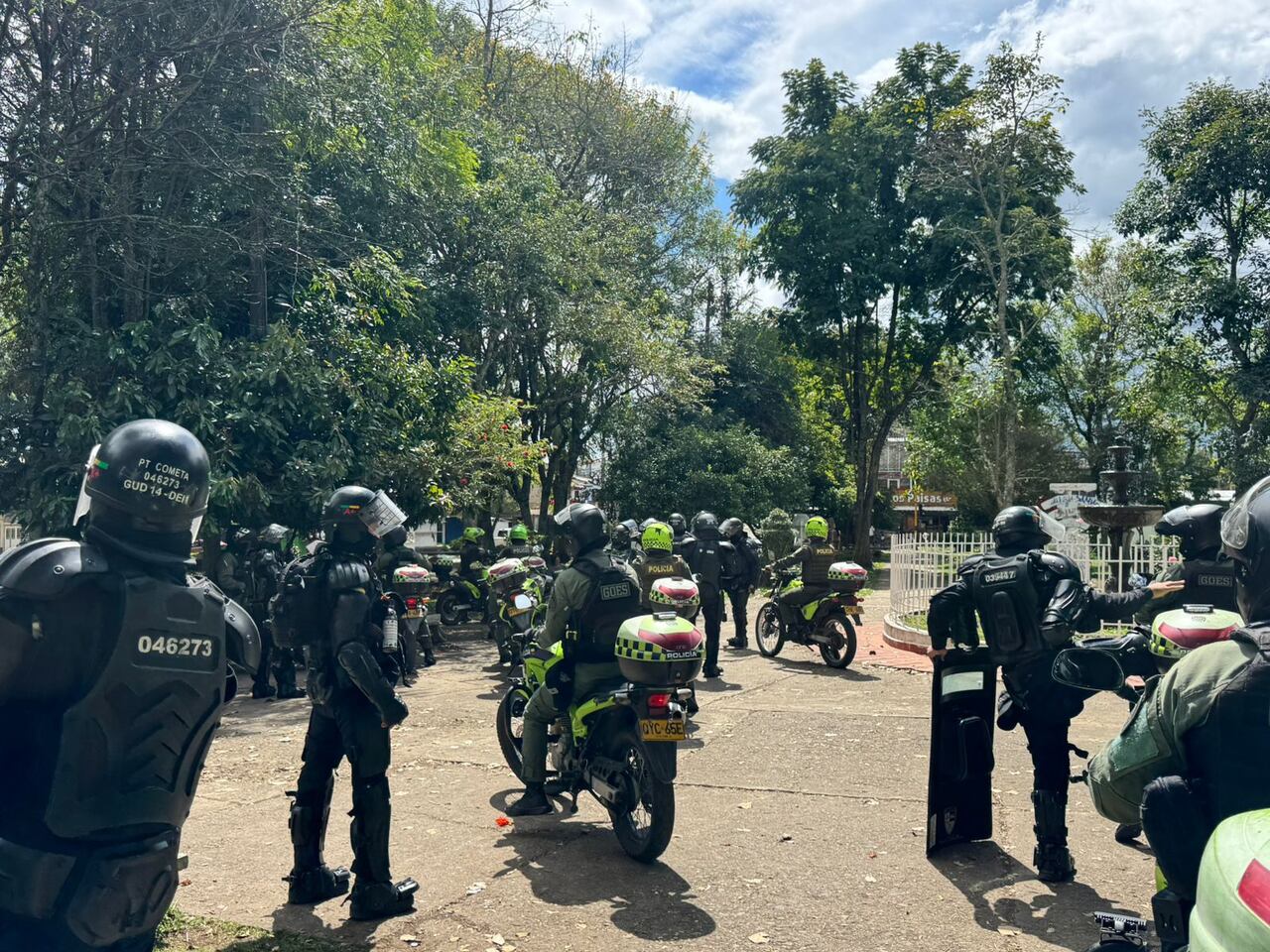 Los policías de los grupos de reacción llegaron al lugar para evitar más ataques al CAI.