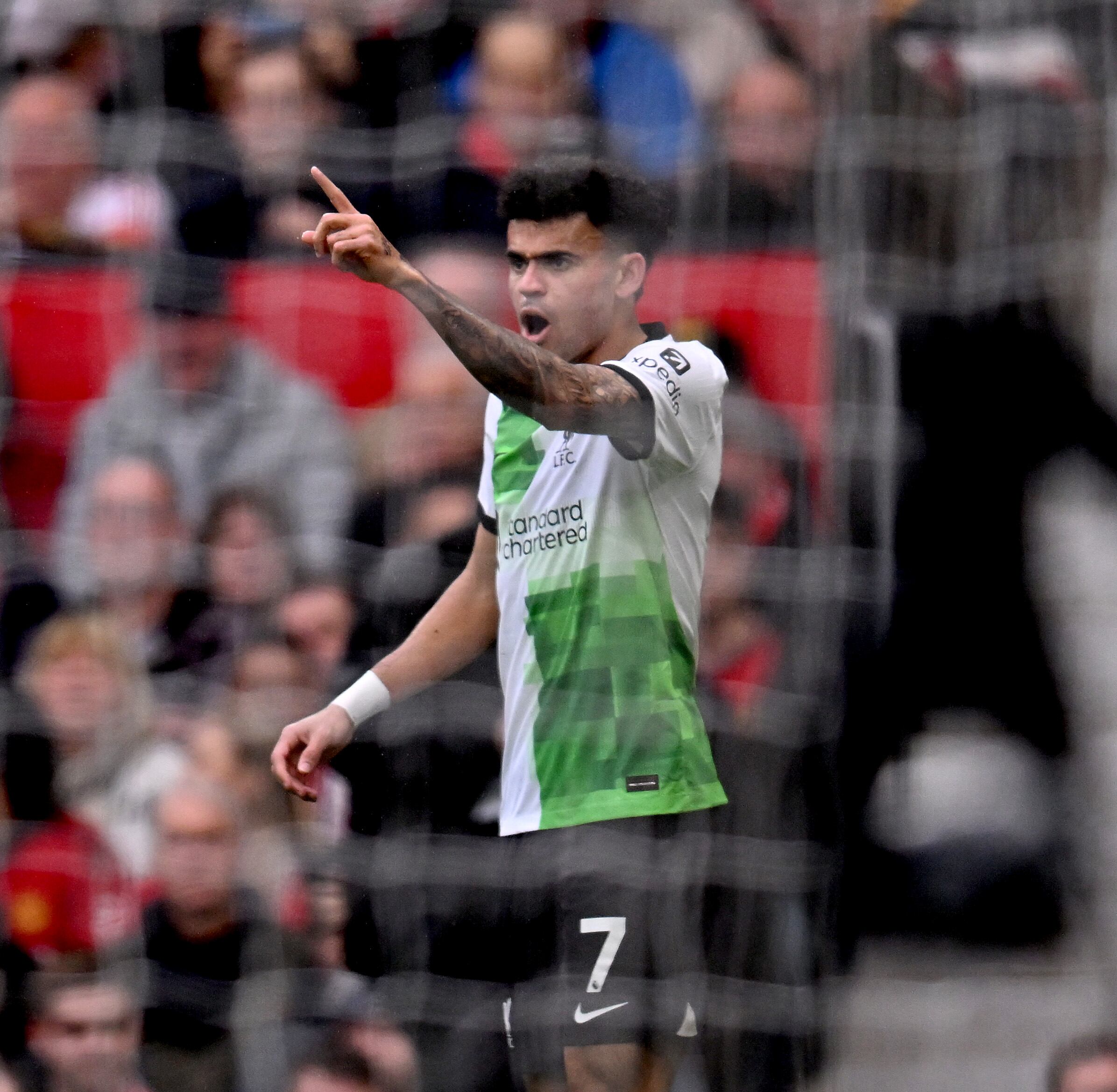 Luis Díaz se reportó con gol en la cancha del Manchester United.