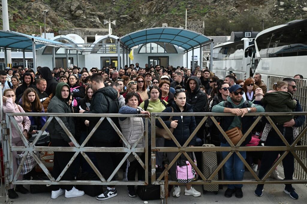 La gente espera en el muelle para embarcar en un ferry en el puerto de la isla griega de Santorini el 3 de febrero de 2025, mientras se preparan para partir tras los recurrentes terremotos. Nuevos temblores nocturnos sacudieron la principal isla turística de Grecia, Santorini, dijeron informes de los medios, lo que llevó a la gente a dormir al aire libre y a otros a salir en avión o ferry. (Foto de Aris MESSINIS / AFP)