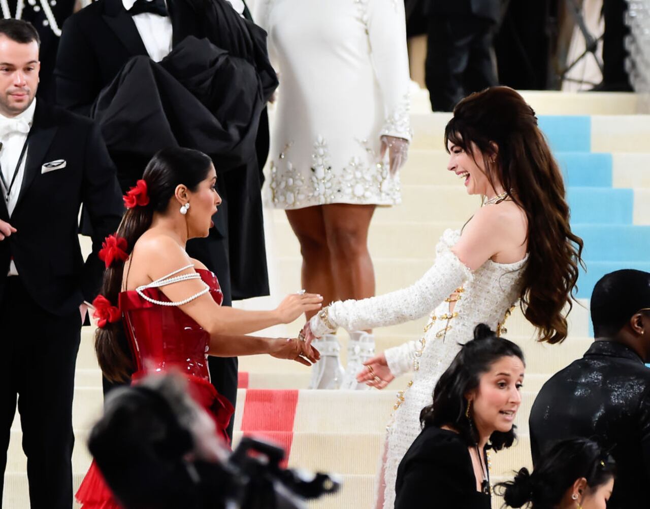 Salma Hayek y Anne Hathaway se encuentran en The 2023 Met Gala. (Photo by Raymond Hall/GC Images).