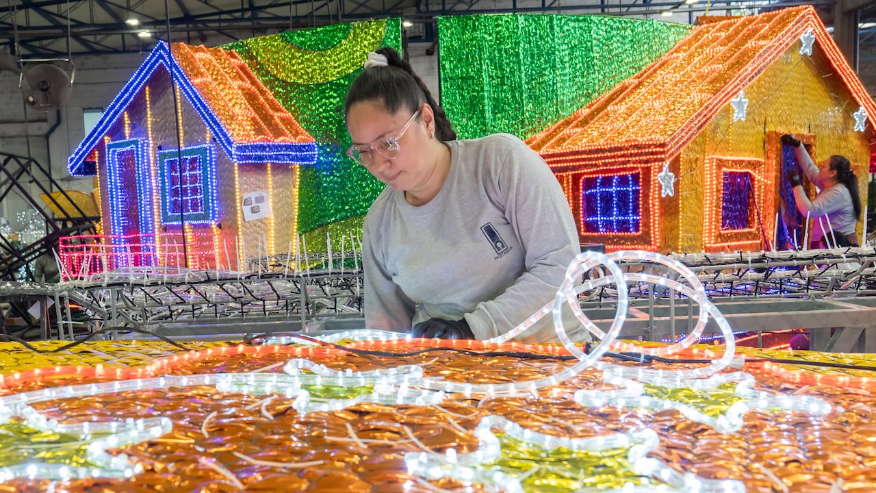 Los alumbrados de Medellín de 2025, que fueron tejidos a mano por 150 artesanas, madres cabeza de familia