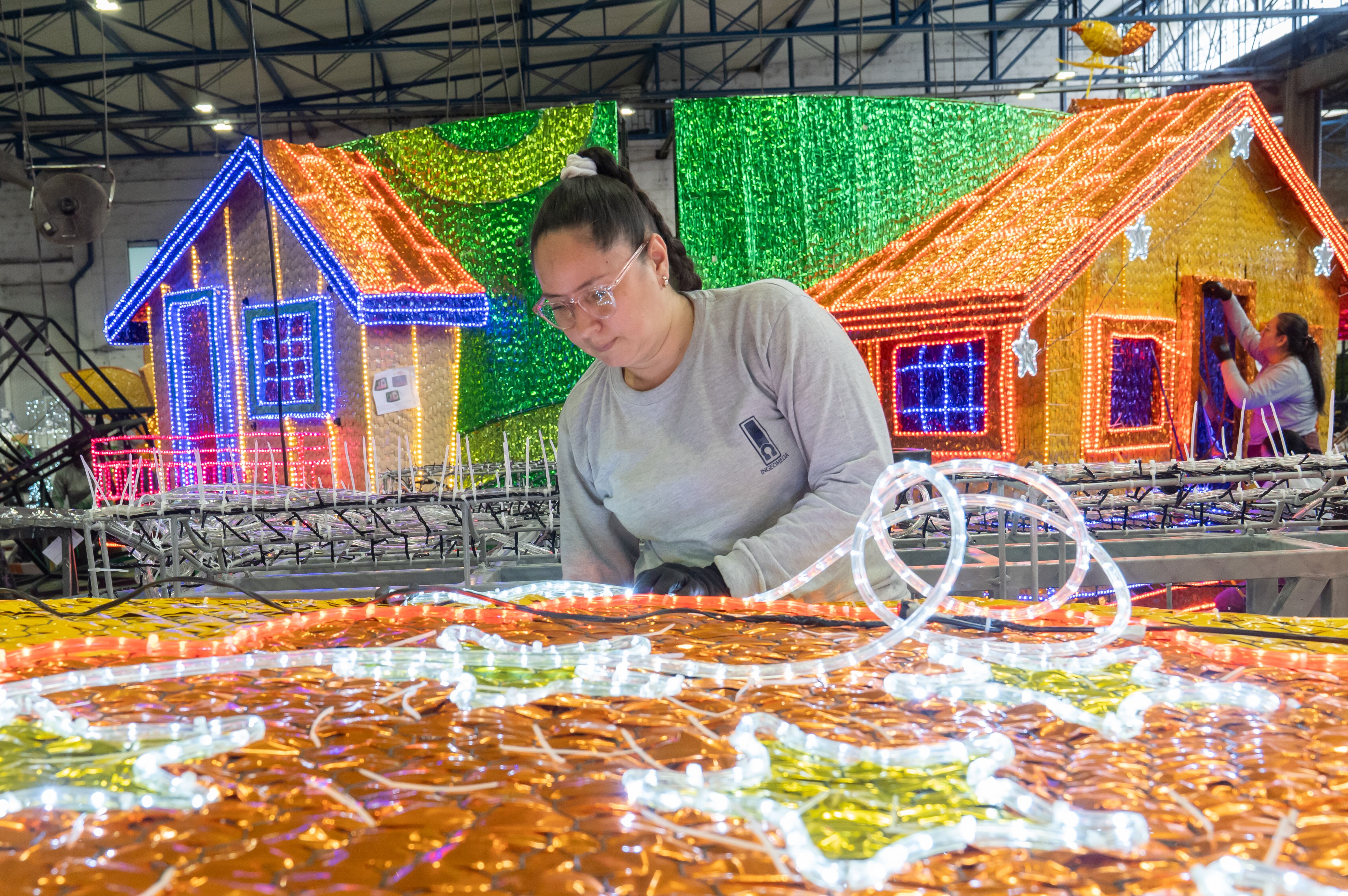 Los alumbrados de Medellín de 2025, que fueron tejidos a mano por 150 artesanas, madres cabeza de familia