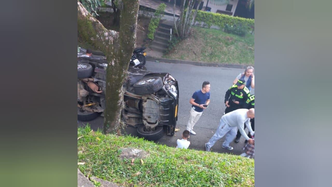 El conductor de la camioneta también recibe atención médica