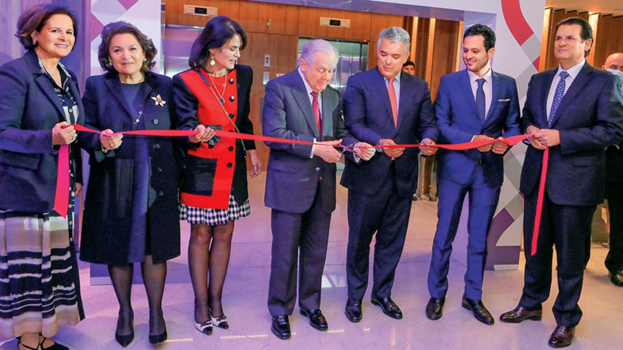 De izquierda a derecha, Luz Ángela Sarmiento Gutiérrez, María Claudia Sarmiento Gutiérrez, Adriana Sarmiento Gutiérrez, Luis Carlos Sarmiento Angulo, Iván Duque Márquez, Julio Rojas Sarmiento y Luis Carlos Sarmiento Gutiérrez.