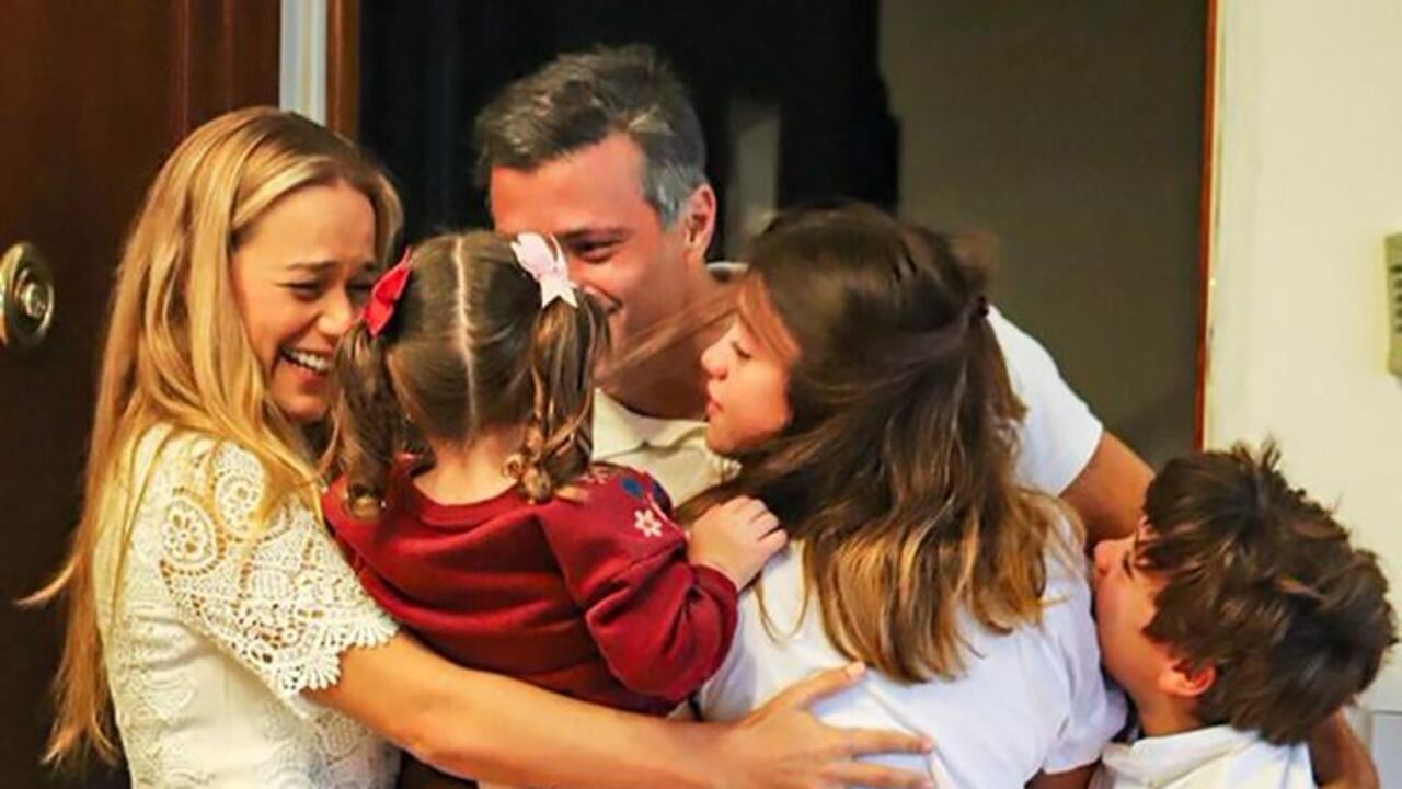 Reecuentro de Leopoldo López con su esposa, Lilian Tintori, y sus hijos en Madrid.
