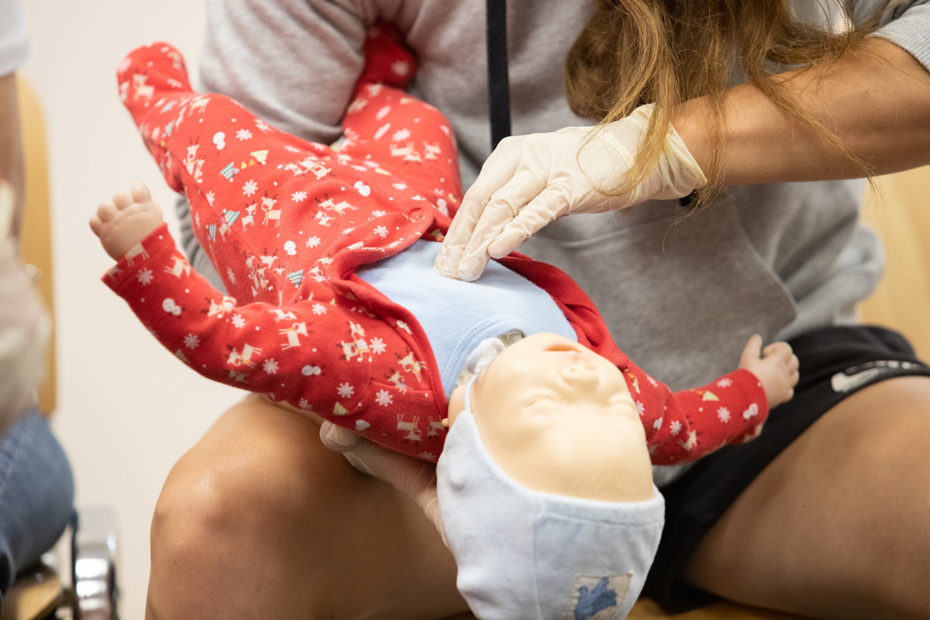 Cualquier persona con los conocimientos y habilidades adquiridos en el entrenamiento puede proporcionar primeros auxilios a una persona necesitada o incluso salvarle la vida