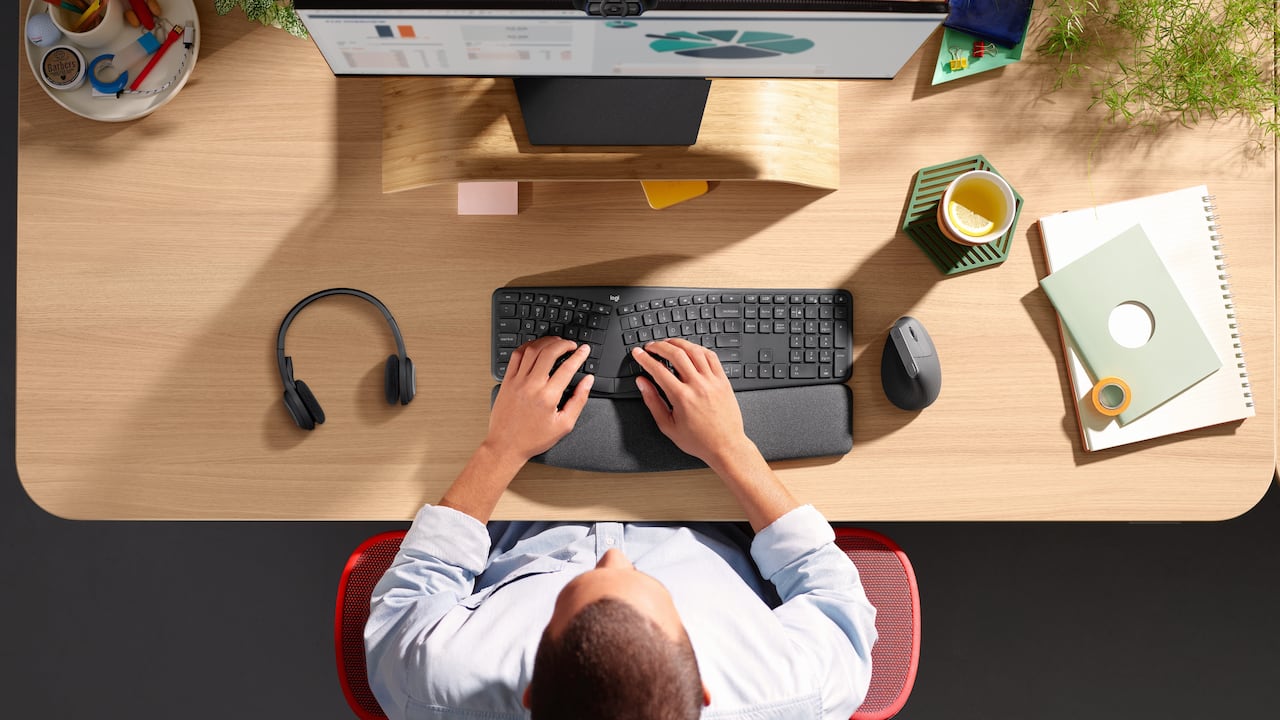 Se han desarrollado dispositivos que optimizan la postura y previenen molestias físicas, promoviendo así el bienestar y la productividad.