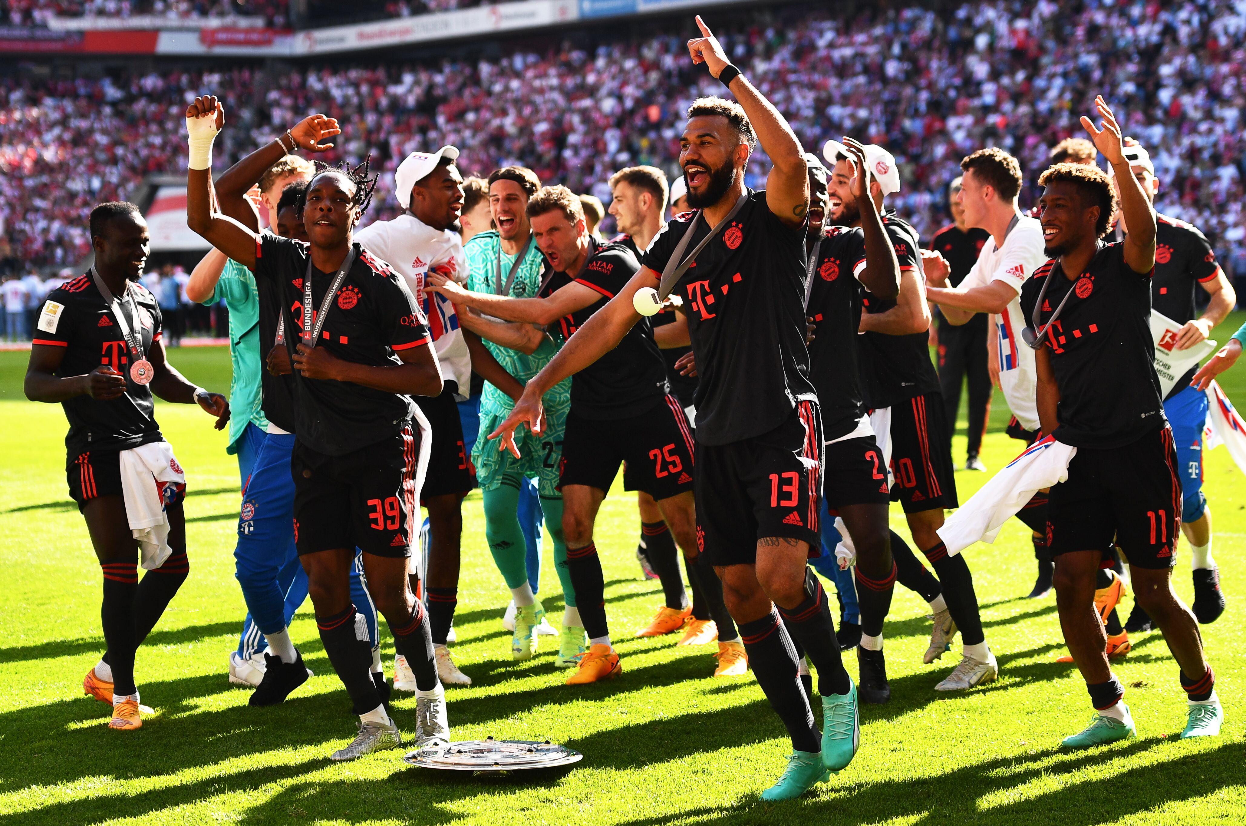 27 May 2023, North Rhine-Westphalia, Cologne: Soccer: Bundesliga, 1st FC Cologne - Bayern Munich, Matchday 34, RheinEnergieStadion. Bayern's Eric Maxim Choupo-Moting (center) and his teammates celebrate after winning the German championship. IMPORTANT NOTE: In accordance with the requirements of the DFL Deutsche Fußball Liga and the DFB Deutscher Fußball-Bund, it is prohibited to use or have used photographs taken in the stadium and/or of the match in the form of sequence pictures and/or video-like photo series. Photo: Marius Becker/dpa (Photo by Marius Becker/picture alliance via Getty Images)