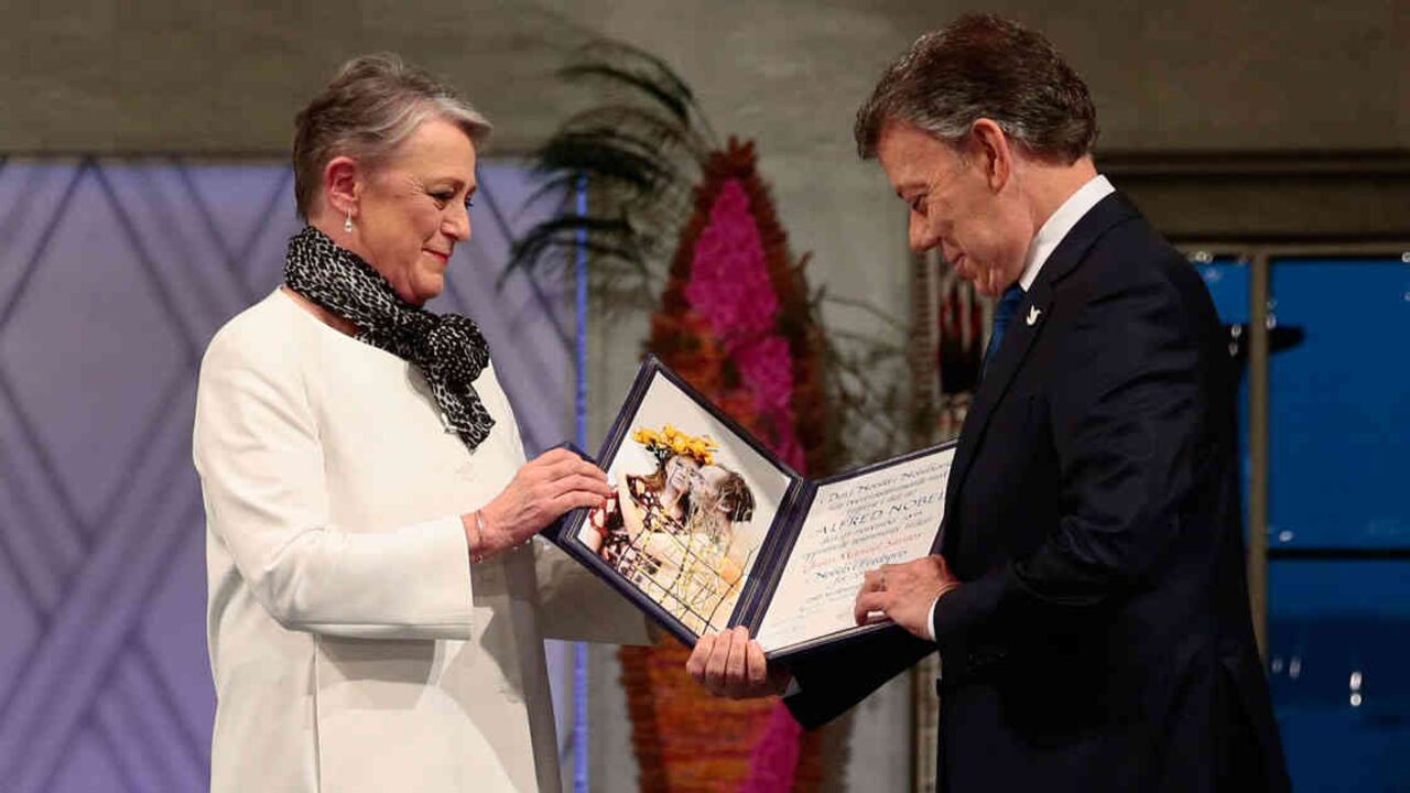Berit Reiss-Andersen y Juan Manuel Santos.