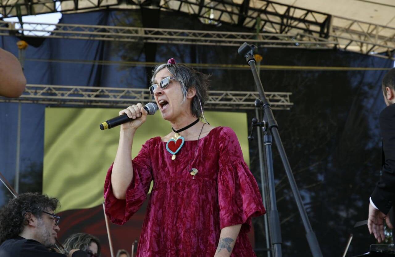 Andrea Echeverri, de la banda Aterciopelados, ambientó con su música el evento de posesión de Claudia López en el que la cultura fue la gran protagonista. Foto: Guillermo Torres.