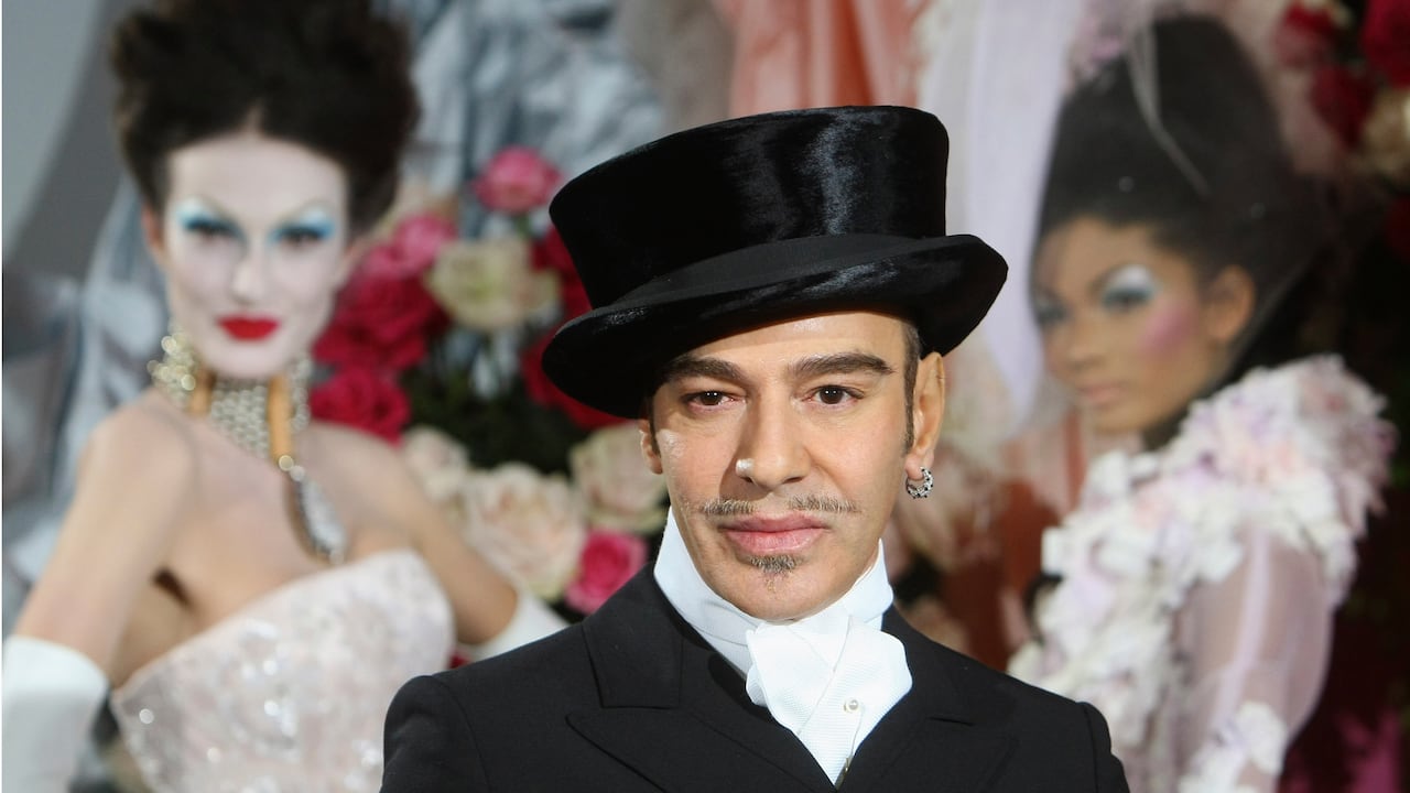 El diseñador John Galliano renunció a la exposición que el Costume Institute del Museo Metropolitano de Arte de Nueva York, el Met, preparaba para reconocer su trayectoria de cuatro décadas.