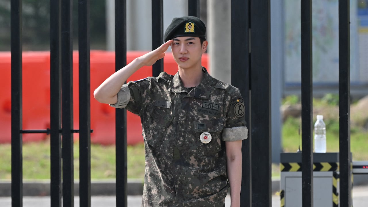 Jin terminó el servicio militar