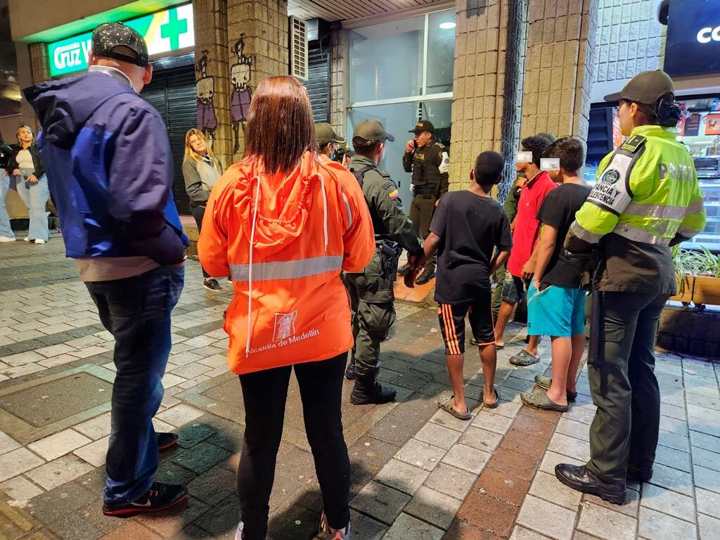 Las autoridades en medio de un operativo en Medellín relacionado a presuntos responsables de delitos contra la infancia y adolescencia.