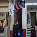 Israr y su esposa Sayeda caminan fuera de su casa en Boston, Estados Unidos.