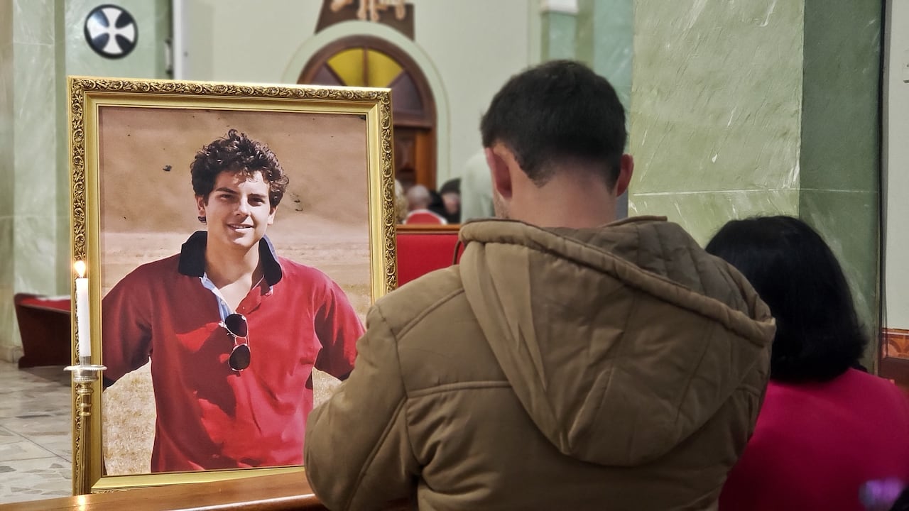 En Paraisópolis, Brasil, el 7 de septiembre de 2025, tras la canonización de Carlo Acutis, fieles de un pequeño pueblo del interior de Minas Gerais se reúnen para orar y rendir homenaje ante su imagen en la iglesia principal local. (Foto de Mauricio Camargo/NurPhoto) (Foto de Mauricio Camargo/NurPhoto vía AFP)