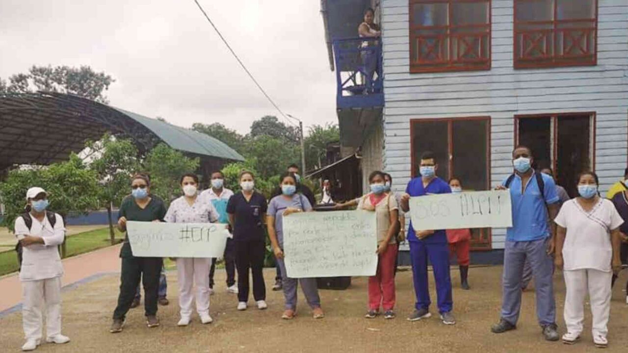 Según medios de la zona, el Ejército instaló un hospital de campaña que sufrió inundaciones en días recientes.