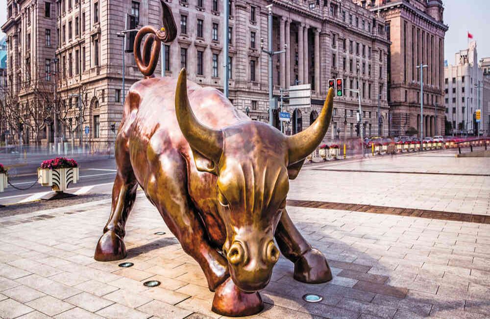 Desde 1980, en los distritos financieros del mundo se han puesto esculturas de un toro. Este animal simboliza el impulso al alza de la bolsa de valores.