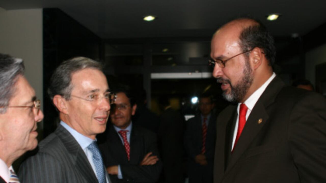 En la confrontación entre el presidente Álvaro Uribe y la rama judicial, el entonces presidente de la Corte Suprema, Francisco Javier Ricaurte, les habló a los gringos de tres hipótesis de lo que pasaba con el primer mandatario, y una de ellas era que “Uribe teme que ‘todos los caminos conduzcan a Roma’ y que las investigaciones contra los aliados del gobierno eventualmente lo puedan incriminar”.