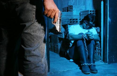 La violación al derecho a la integridad personal se presenta cuando hay un trato cruel y degradante y también es una conducta recurrente en el país. Durante 2007, la Defensoría recibió 633 quejas por este tipo de conductas, propiciadas por las autoridades o por terceros con el visto bueno de éstas.