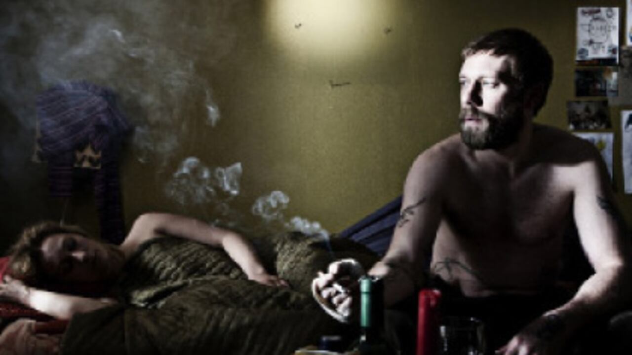 Cada uno de los hermanos intenta reconstruir su vida en vano.