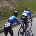 Nairo Quintana empuja al pedalista Iván Ramiro Sosa, para que reingrese al pelotón que iba en punta, en la última etapa del Tour Colombia 2024, entre Sopó y Bogotá, tras sufrir un percance mecánico.