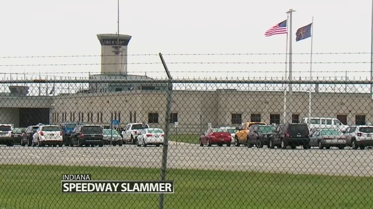 Centro de monitoreo de alta tecnología en el interior del Speedway Slammer, utilizado para controlar el comportamiento de los internos.
