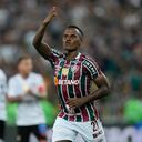 Jhon Arias del Fluminense de Brasil celebra después de anotar el primer gol de su equipo durante el partido final de fútbol de la Recopa Sudamericana contra la Liga Deportiva Universitaria de Ecuador en el estadio Maracaná de Río de Janeiro, Brasil, el jueves 29 de febrero de 2024. (Foto AP/Silvia Izquierdo)