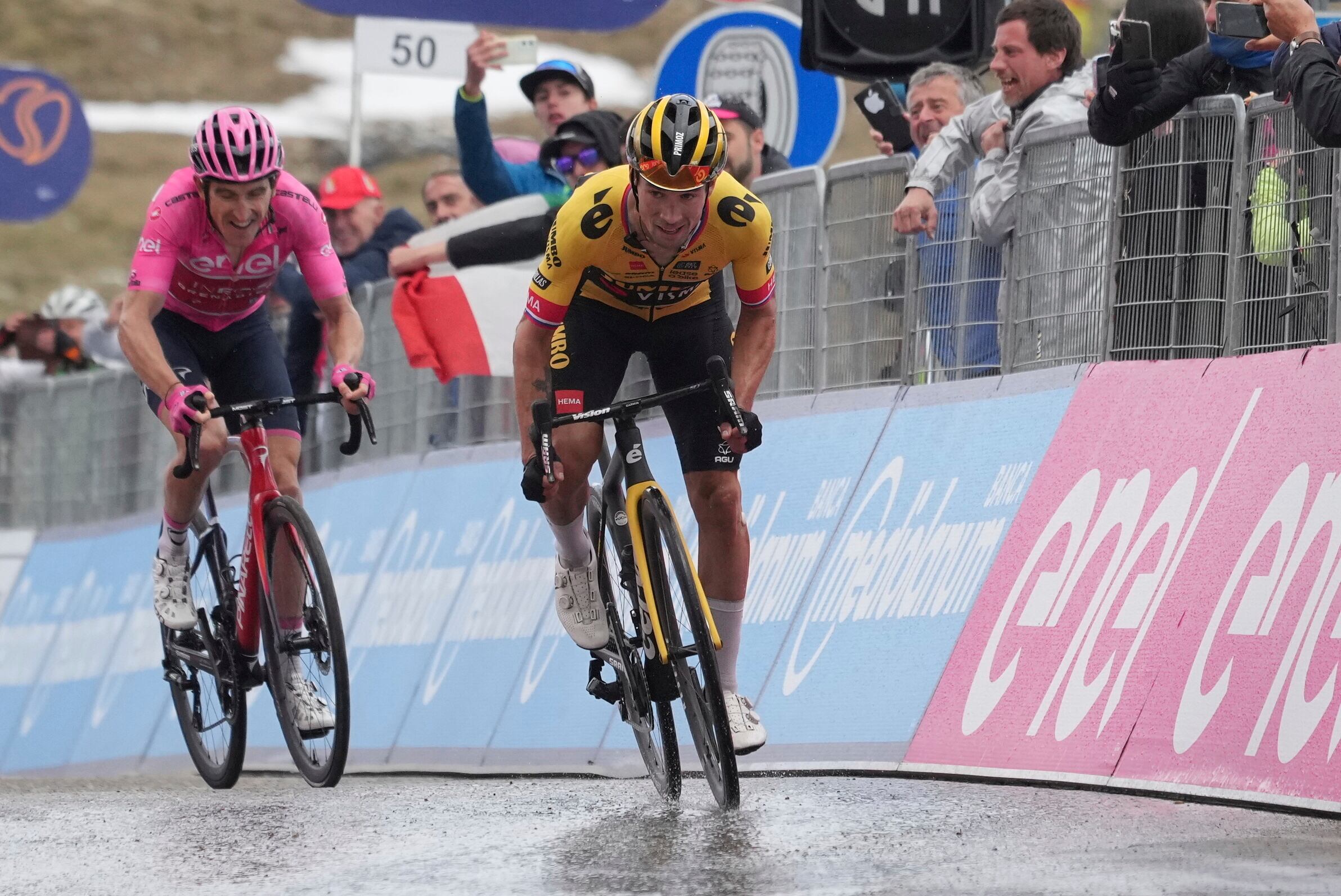 Slovenia's Primoz Roglic leads Britain's Geraint Thomas during the 19th stage of the Giro D'Italia , tour of Italy cycling race, from Longarone to Tre Cime di Lavaredo, Italy, Friday, May 26, 2023. (Gian Mattia D'Alberto/LaPresse via AP)