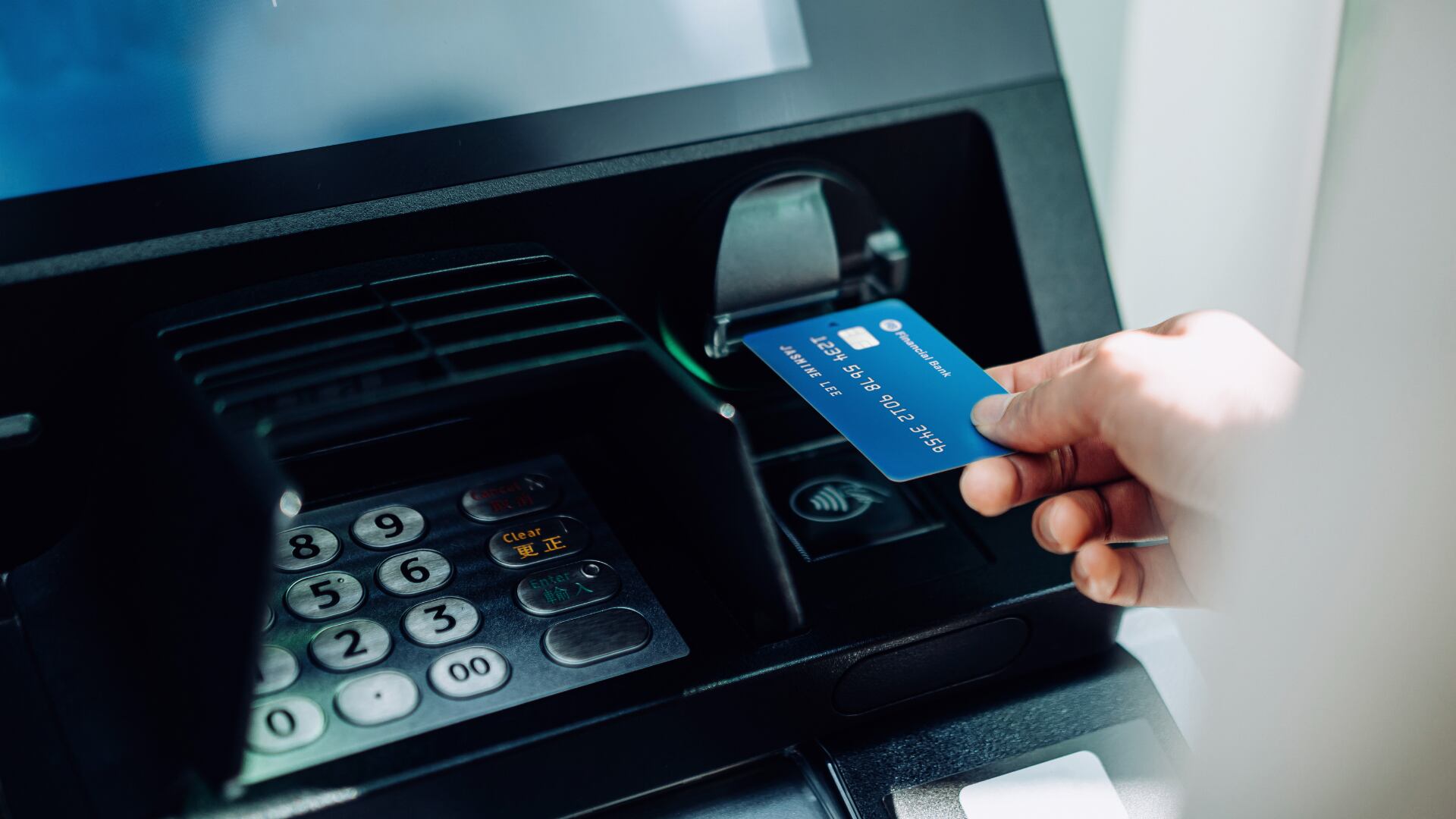 Los cajeros automáticos pueden ser alterados por ciberdelincuentes.