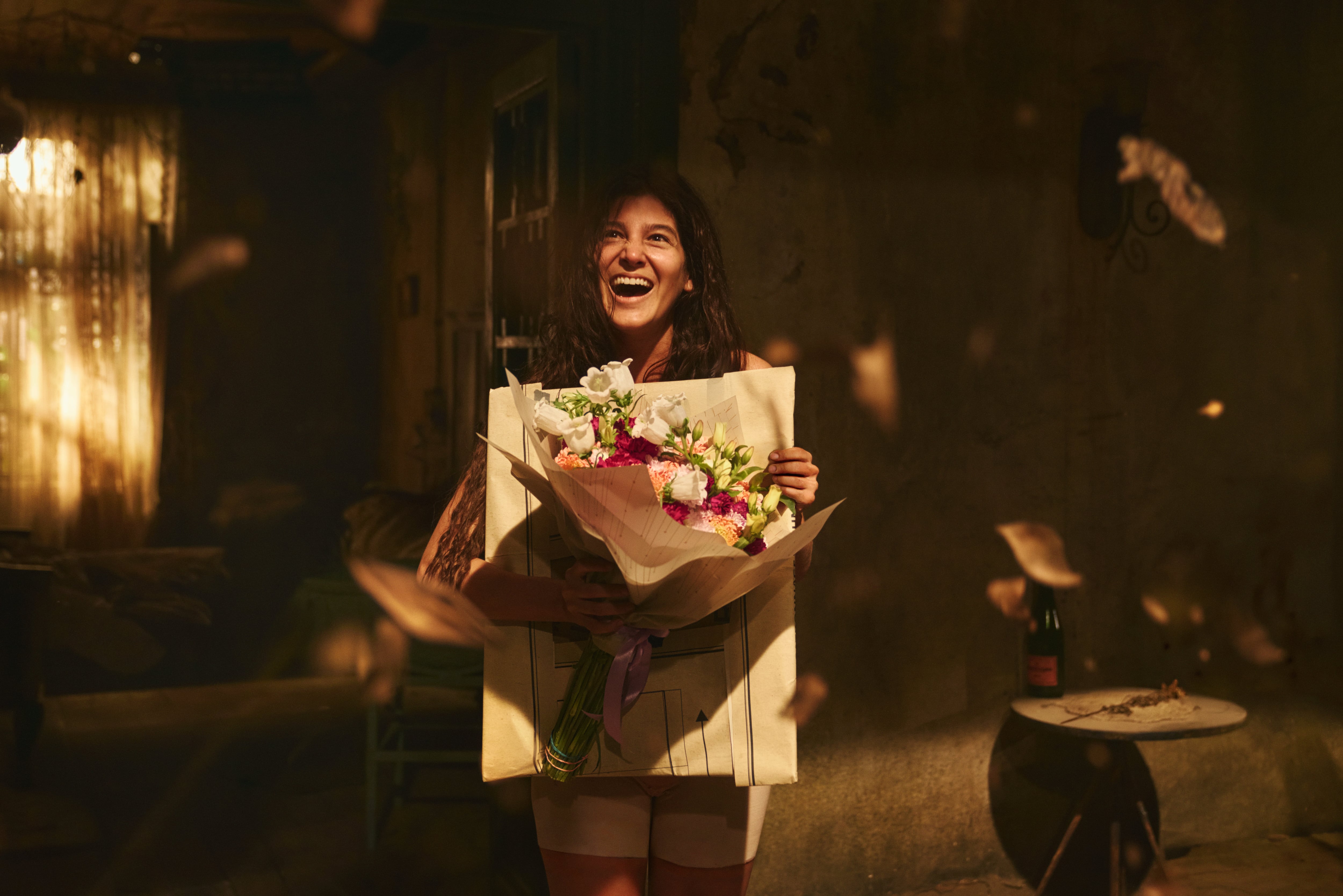 Después de los siete primeros episodios, el mundo entero se prepara para ver el Gran Final de Cien años de soledad, un episodio dirigido por Laura Mora con la ambición y la escala de un largometraje, que devela la maldición de los Buendía y la inevitable destrucción de Macondo.