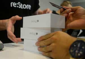 La política de obsolescencia de Apple ha llevado a los usuarios a cuestionar la sostenibilidad y la ética detrás del ciclo de vida de los dispositivos iPhone.